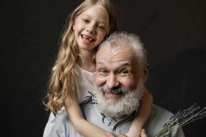 Kako sorodnikom postaviti mejo glede objemanja otrok