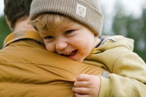 Ali mora otrok objeti babico in dedka.